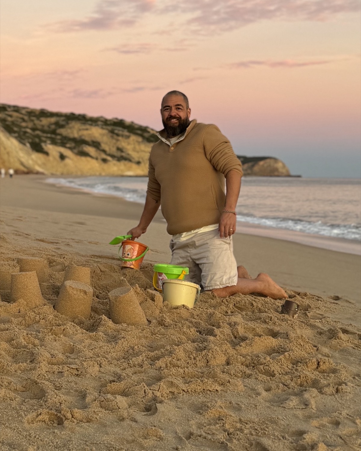 Max van Rooy op het strand bij zonsondergang